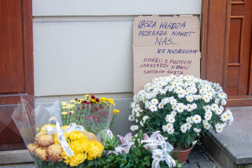 1 listopada planowana jest kolejna demonstracja. Mieszkańcy składają kwiaty i znicze przed biurem PiS w Lublinie