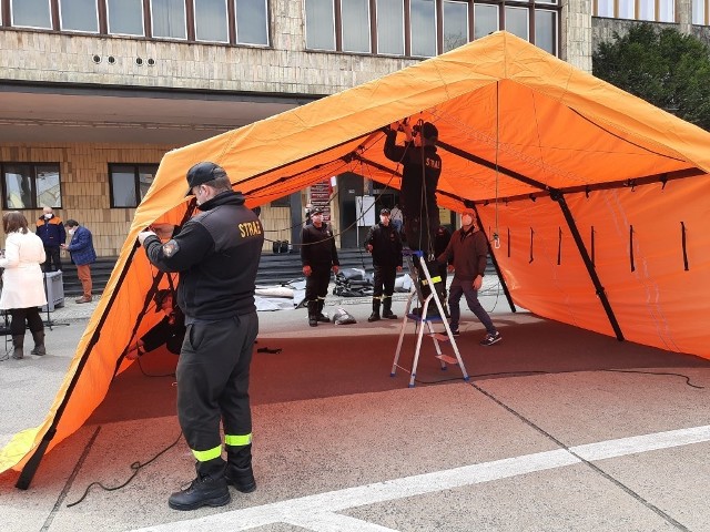 Strażacy przygotowują mobilny punkt szczepień przed Opolskim Urzędem Wojewódzkim.