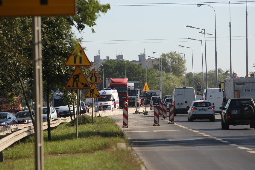 Wiadukt kolejowy uszkodzony przez tira. Od czwartku zwężono...