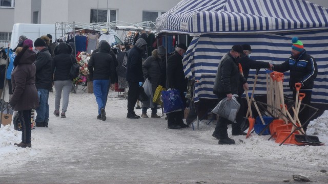 W niedzielę 14 lutego na targu miejskim w Wierzbicy w powiecie radomskim panował mały ruch. Pogoda była mroźna około 5 stopni na minusie, a odczuwalna ponad 10 stopni.      Zobacz kolejne zdjęcia &gt;&gt;&gt;