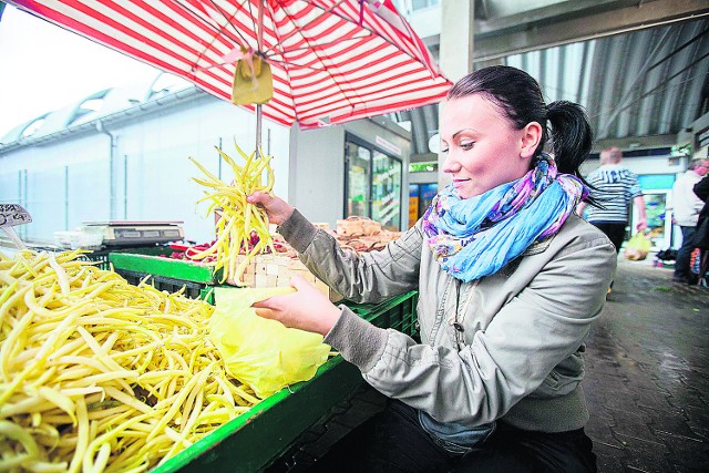 Ewelina Wielgus sprzedawała wczoraj fasolkę szparagową po 10 zł za kilogram.