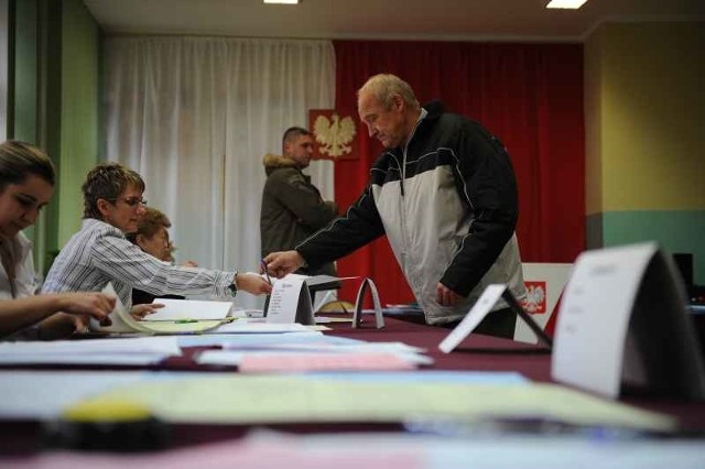 Wybory do rad gmin będą teraz mniej skomplikowane, a zasady identyczne dla wyborców we wszystkich gminach województwa (poza Opolem). Wprowadzenie okręgów jednomandatowych to jednak większy kłopot dla urzędników.