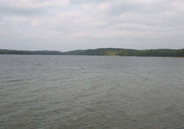 Jezioro Białe. Załoga policyjnej łodzi zauważyła unoszące się na wodzie zwłoki wędkarza.
