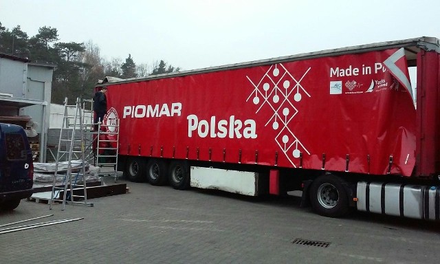 Naczepa Piomar z plandeką promującą Polskę.