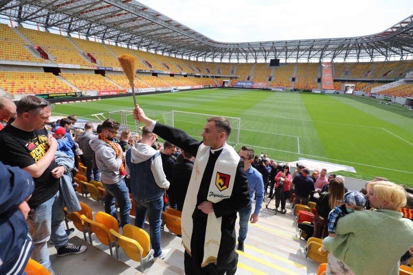 Święcenie pokarmów na Stadionie Miejskim w Białymstoku. Kibice poświęcili swoje koszyczki [ZDJĘCIA]