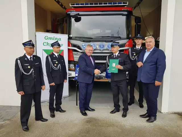 Wręczenie sprzętu dla strażaków z Ochotniczej Straży Pożarnej w Chynowie.