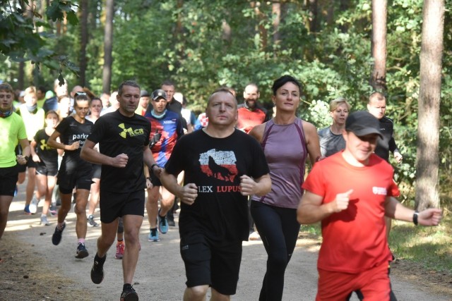 Jak co tydzień miłośnicy biegania z Torunia i okolic spotykali się w sobotę o godzinie 9 w lasku na osiedlu Na Skarpie. Wspólnie przebiegli dystans 5 kilometrów. Zobaczcie naszą fotorelację z tego biegu.