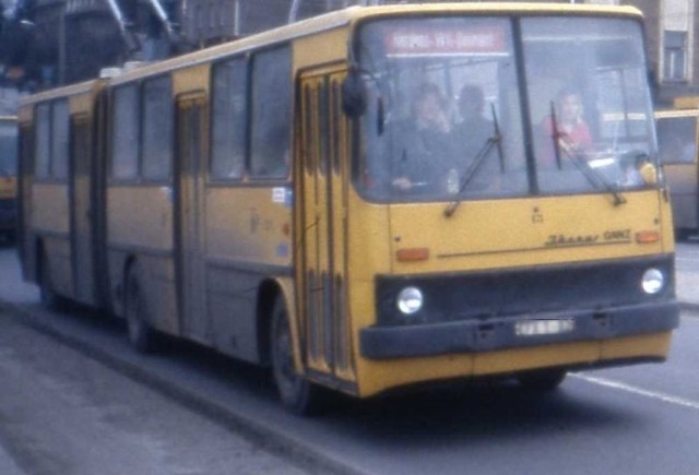 Pochodzący z Węgier Ikarus. Takie autobusy to już rzadki widok na ulicach Białegostoku.