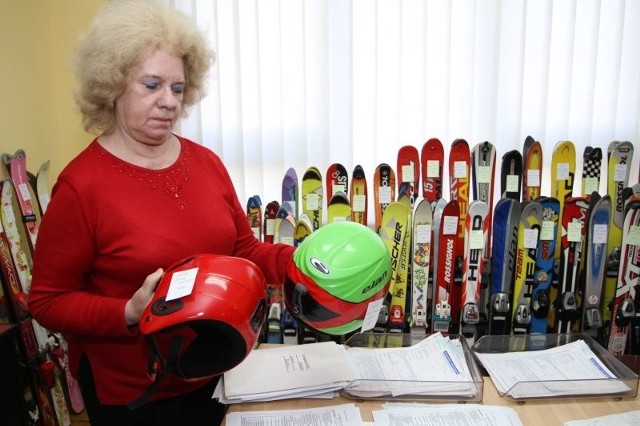 Maria Wojsa, wiceprezes Stowarzyszenia Sportu i Rehabilitacji Start w Kielcach, które prowadzi giełdę zimowego sprzętu sportowego pokazuje używane kaski, chętnie kupowane. 