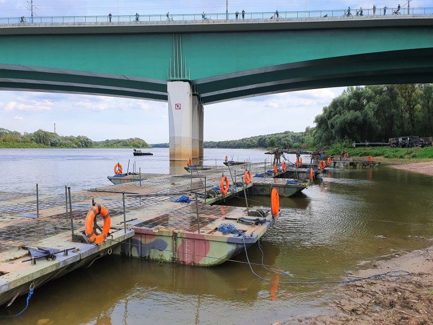 Żołnierze 2 Pułku Inżynieryjnego w Inowrocławiu budują most...