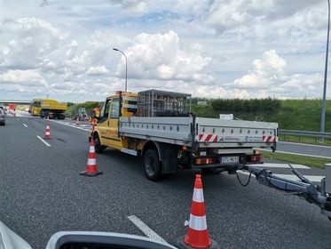 Wypadek na autostradzie A1 12.08.2021 r. Kierowcę tira zabrał śmigłowiec LPR