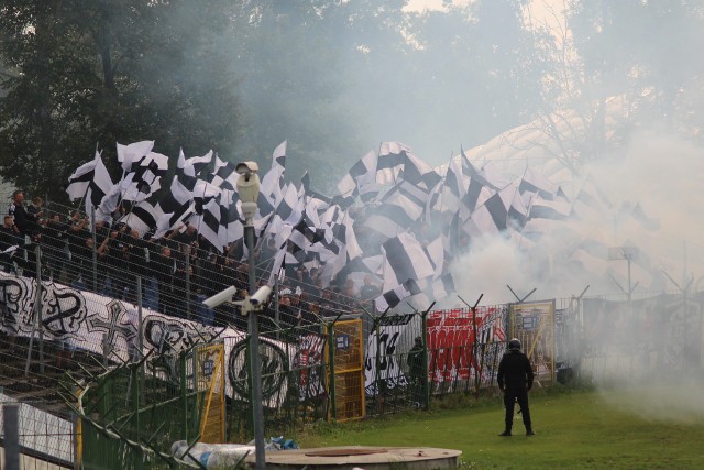 Sektor kibiców gości podczas meczu Hutnik Kraków - Sandecja Nowy Sącz (7.10.2023)