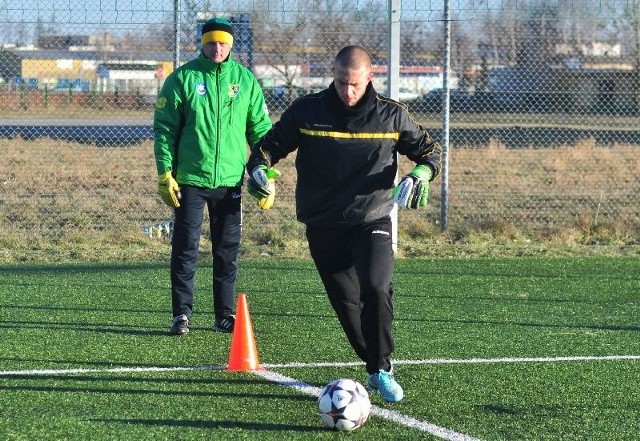 Daniel Szczepankiewicz (z prawej) będzie się w Siarce uczył bramkarskiego fachu od Waldemara Piątka. 