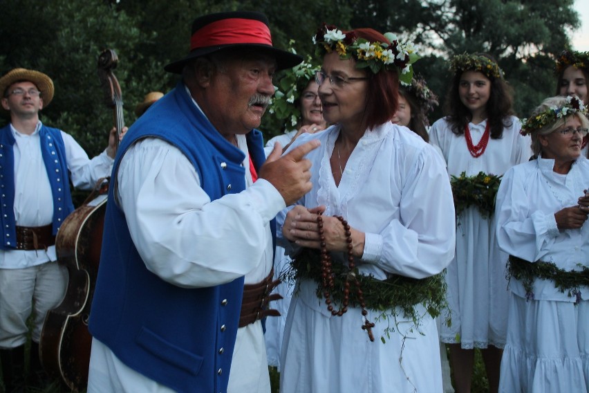 Wiły wianki i wrzucały je do falującej wody...