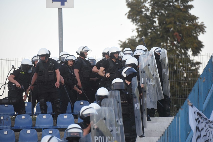 Pseudokibice starli się z służbami porządkowymi. Policja...