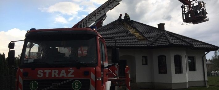 Gdów. Pożar domu podczas burzy. Na miejscu pracowało prawie 40 strażaków