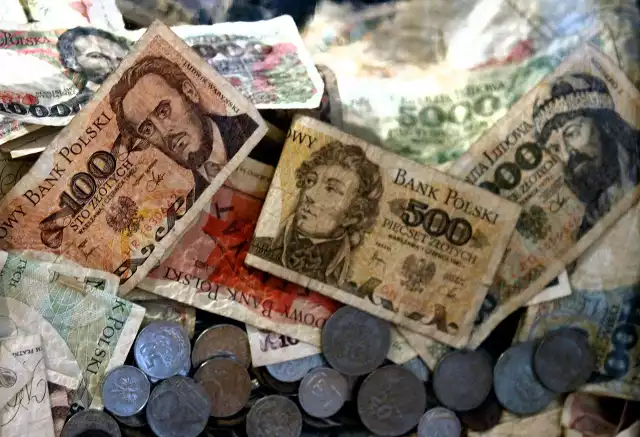 Za unikatowe banknoty i monety z czasów PRL kolekcjonerzy są w stanie zapłacić majątek. Niektóre stare pieniądze mogą być dziś sporo warte na rynku kolekcjonerskim. Zobacz więcej na kolejnych slajdach >>>>>