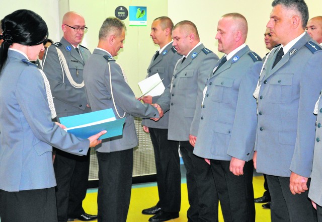 Wyróżniający się funkcjonariusze z Komendy Powiatowej Policji w Przysusze otrzymali awanse i odznaczenia.