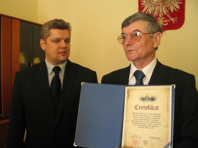 (od lewej) Obecny prezydent Norbert Mastalerz i Tadeusz Zych, z certyfikatem uprawniającym go, do przejęcia gabinetu na jeden dzień.