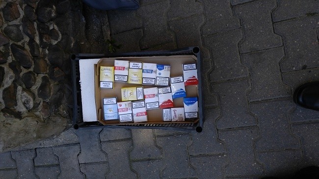 Wrocław: 60-latek sprzedawał papierosy własnej produkcji. Grożą mu 3 lata więzienia