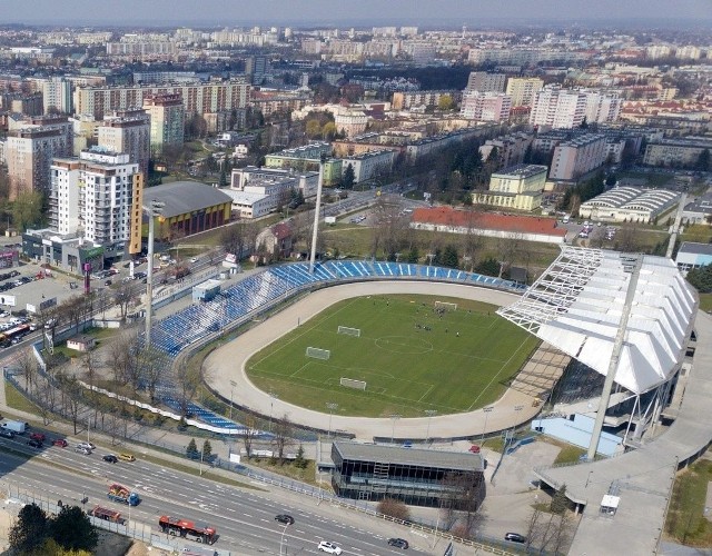 Stadion Miejski Stal w Rzeszowie dopiero zimą ma mieć montowane nowe sztuczne oświetlenie.