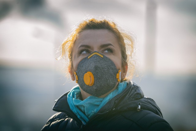 Zawarte w smogu związki chemiczne nasilają przebieg i przyczyniają się do rozwoju  nie tylko chorób oddechowych czy sercowych, ale także dotyczących układu pokarmowego. Jeden z najbardziej szkodliwych występuje w Polsce w rekordowym stężeniu. Niedawno pobity „rekord” to 15 tysięcy procent normy.