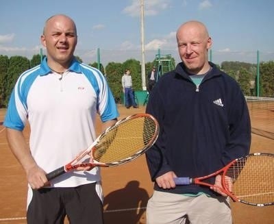 Finaliści dziesiątej edycji tenisowych mistrzostw Mariusz Stanek (z lewej) i Jerzy Janik Fot. Aleksander Gąciarz