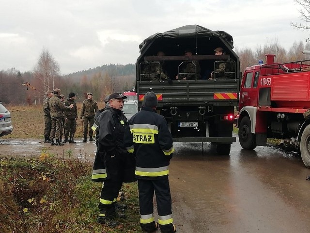 Szczęśliwie zakończyły się poszukiwania 12-latka z Izdebek. Chłopiec od wtorku poszukiwany był przez brzozowską policję. Został odnaleziony w lesie, około 5 km od swojego domu. Na jego ślad natrafił mieszkaniec Izdebek, który zauważył psa, który towarzyszył chłopcu. Dziecko odnaleźli GOPR-owcy. 12-latek trafił pod opiekę lekarzy.Chłopiec 13 listopada wyszedł z domu około godz. 14.30, by odwiedzić swoją babcię. 12-latek bawił się w pobliżu jej domu. Około godz. 16 już go tam nie było. Ustalono, że dziecko leczone jest neurologicznie i ma problemy z komunikowaniem się. Z przekazanych informacji wynikało również, że chłopcu może towarzyszyć jego pies.W poszukiwania zaangażowani byli policjanci, ratownicy medyczni, strażacy, strażnicy graniczni, grupy pomocy humanitarnej, stowarzyszenia, żołnierze WOT, rodzina i okoliczni mieszkańcy. Do odnalezienia dziecka wykorzystywane były psy trapiące, śmigłowiec i dron z kamerą termowizyjną, quady i inny sprzęt specjalistyczny.