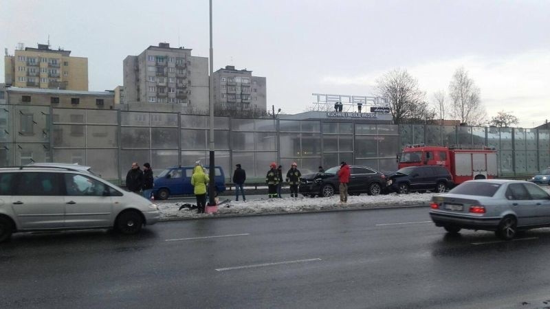 Karambol 6 samochodów na al. Jana Pawła II. Dwie osoby ranne,  sześć aut jak domino [zdjęcia]