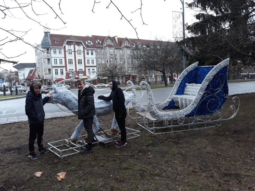 Renifer jest ozdobą świąteczno-noworoczną w centrum...