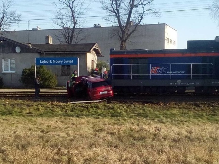 Zderzenie osobówki z lokomotywą na przejeździe kolejowym 