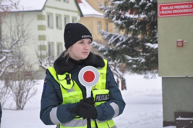 Mówią o sobie, że ich obecność łagodzi obyczaje, na męską część słuchaczy wpływają motywująco - kobiety w Policji. W słupskiej Szkole Policji wśród słuchaczy szkolenia zawodowego podstawowego panie stanowią kilkanaście procent składu osobowego. Regulamin służby w Policji nie rozgranicza osób pod względem płci. Zarówno kobiety jak mężczyźni, już na etapie postępowania kwalifikacyjnego muszą spełnić te same wymagania. Takie same są testy psychologiczne, testy sprawnościowe czy testy wiedzy. Również w samej służbie nie ma rozgraniczenia na kobiety i mężczyzn.Męska część słuchaczy Szkoły Policji w Słupsku zgodnie twierdzi, że obecność w ich plutonach pań wpływa motywująco. Młode policjantki przyznają natomiast, że wspólna nauka z kolegami daje im szanse pokazania, że w policyjnym rzemiośle kobiety sprawdzają się tak samo dobrze a w niektórych wypadkach nawet lepiej.Wśród słuchaczy słupskiej Szkoły Policji panie stanowią - w zależności od kursu - od 15 do 25 procent stanu osobowego. Dla porównania: w Niemczech kobiety stanowią około 30 procent całego składu osobowego Policji, a na Litwie - 25 procent.W przypadku kadry słupskiej Szkoły Policji panie w mundurach stanowią 18 procent, natomiast w przypadku pracowników cywilnych - ponad 70 procent.Z okazji Dnia Kobiet życzenia wszystkim Paniom złożył także Komendant Główny Policji gen.insp. dr Jarosław Szymczyk.