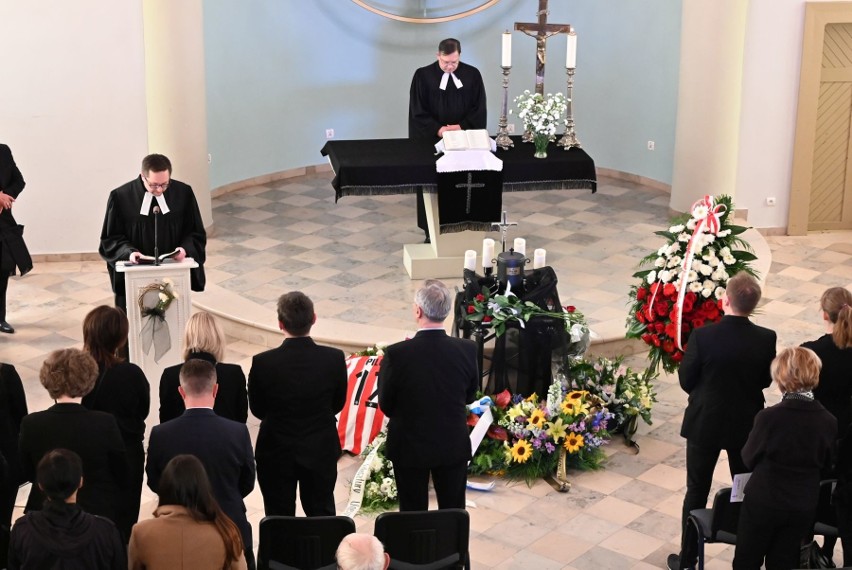 Pogrzeb pisarza Jerzego Pilcha. W Kielcach pożegnała go rodzina, bliscy i znajomi [WIDEO, ZDJĘCIA]