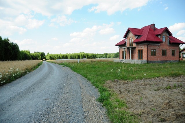 Na zdjęciu fragment drogi Wiązownica Duża-Granicznik. Ekipy na odcinku ponad 1 kilometra wykonały podbudowę jezdni. Wkrótce ułożony zostanie tutaj dywanik asfaltowy.