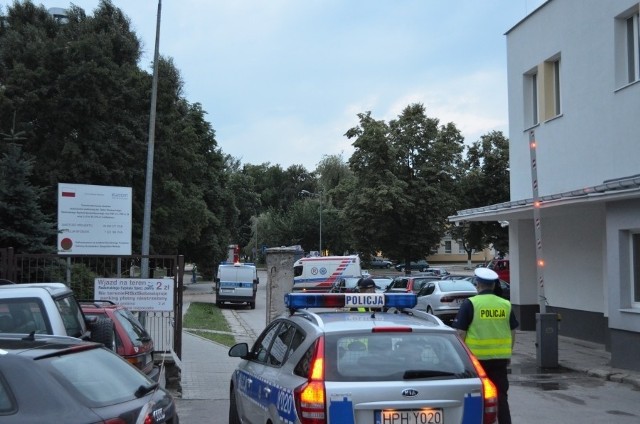 W szpitalu po zgłoszeniu o pojawiła się policja i inne służby 