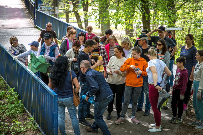 W sprzątaniu parku Słowiańskiego wzięło udział kilkadziesiąt...
