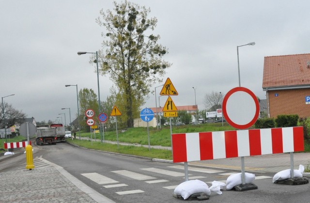Przy zjazdach z rond na DW 901 w Oleśnie i w Dobrodzieniu stanęły znaki zakazu ruchu.