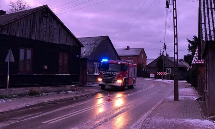 Dramatyczny wypadek na ulicy Partyzantów w Wierzbicy koło Radomia. Samochód ciężarowy uderzył w budynek mieszkalny. Zobacz zdjęcia