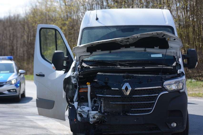 Wypadek w Mełnie. Zderzyły się dwa samochody. Jedna osoba trafiła do szpitala [zdjęcia]