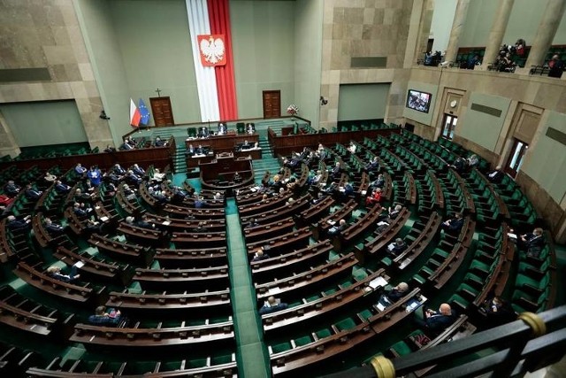 Przez ostatnie 31 lat ziemię radomską w Sejmie reprezentowało wiele osób. Część z nich nadal uczestniczy jeszcze w życiu publicznym, część całkowicie się już z niego wycofała. Sprawdzamy co robią byli posłowie z naszego regionu! Czytaj dalej klikając w zdjęcia >>>