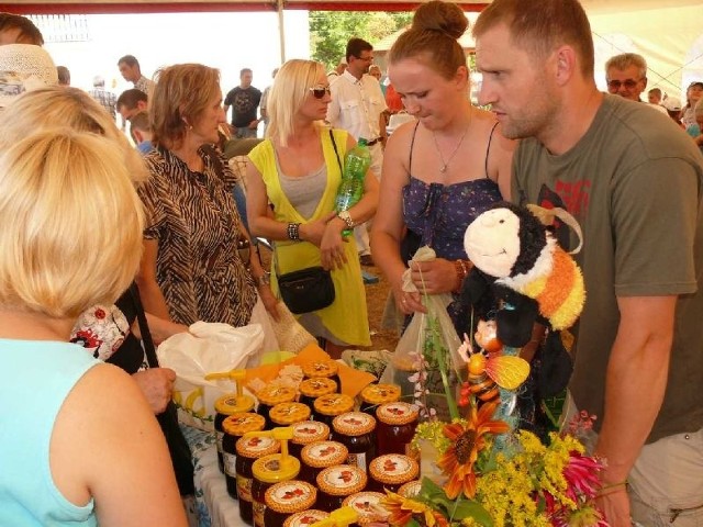 Na straganach wyroby oferowali pszczelarze z gminy Bojanów i zaproszeni producenci miodu z innych okolic.
