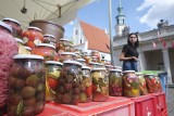 Trwa Festiwal Dobrego Smaku 2021. Na Starym Rynku rozstawiono kramy z pysznym jedzeniem. Co w programie? [ZDJĘCIA]