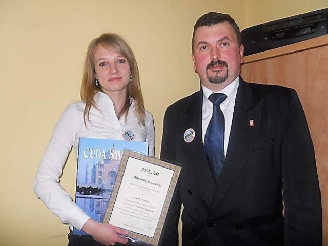 Aleksandra Kowalska i Maciej Marjański, nauczyciel, który pomógł Oli przygotować się do konkursu
