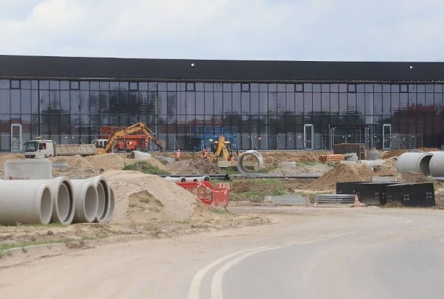 Wewnątrz terminala radomskiego lotniska trwają prace wykończeniowe. Równolegle budowane są drogi dojazdowe do portu. Powstaną parkingu i dworzec autobusowy.