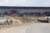 Budowa lotniska w Radomiu. W terminalu trwają prace wykończeniowe, na drodze kołowania układają asfalt. Kiedy pierwsze loty?