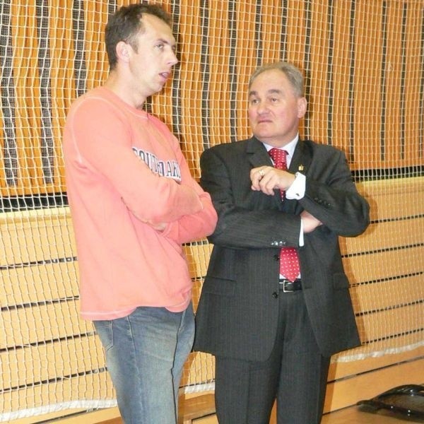 Prezesowi Tadeuszowi Kupidurze (z prawej) nie udało się namówić do gry w Jadarze Radom Radosława Rybaka (obok).