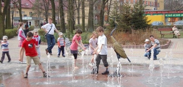 Największą radość z fontanny mają dzieci, które przemykają między wychodzącymi z ziemi strumieniami wody.