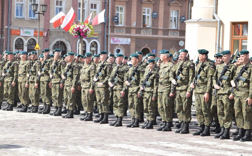 Na jarosławskim rynku, uroczystą przysięgę złożyli żołnierze...