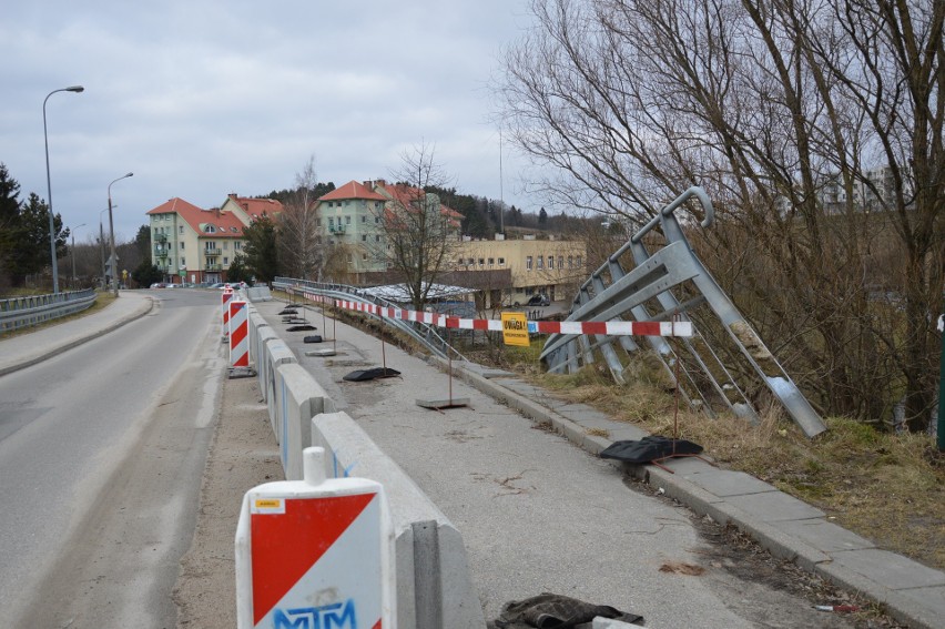 Po moście zdemolowanym przez żywioł kierowcy poruszają się...