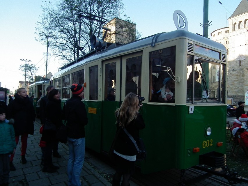 Zabytkowe tramwaje i autobusy linii 0 i 100 wracają na linie